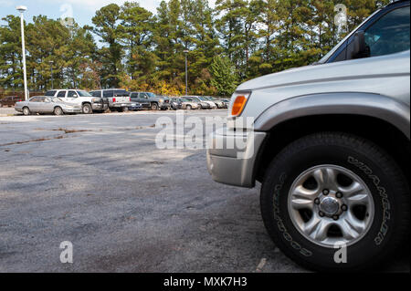 Beschlagnahmte Fahrzeuge Büro der Lenoir County Sheriff's Sitzen im Motor pool von nicht ausgelasteten Armee-reserve-Zentrum in Kinston, N.C., Nov. 2, 2016. Nach dem Hurrikan Matthäus, der gerichtkeller Anfang Oktober überflutet, Büro des Sheriffs erreicht, die 81St World unterstützt den Befehl, die das Zentrum an der Kinston Flughafen gehört. Durch die National Defense Authorization Act von 2012, der US-Army Reserve Verteidigung Unterstützung der zivilen Behörden und Stafford Act (Katastrophen- und Notfällen Act), des Sheriffs Office war in der Lage, das Werk zu nutzen, um die Bürgerinnen und Bürger von Len zu dienen Stockfoto