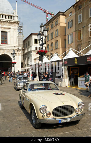 BRESCIA, ITALIEN - Mai 12: ein Ferrari 212 Inter von 1952 an der puncing der Mille Miglia, dem berühmten Rennen für historische Fahrzeuge, Mai 12,2011 in Brescia, Italien Stockfoto