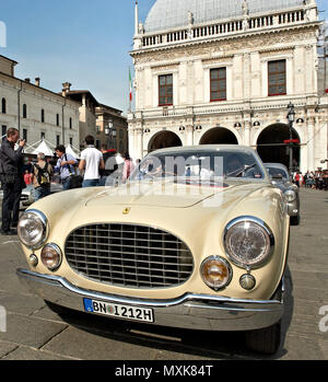 BRESCIA, ITALIEN - Mai 12: ein Ferrari 212 Inter von 1952 an der puncing der Mille Miglia, dem berühmten Rennen für historische Fahrzeuge, Mai 12,2011 in Brescia, Italien Stockfoto