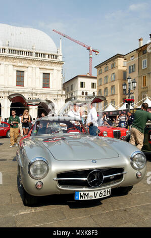 BRESCIA, ITALIEN - Mai 12: Mercedes-Benz SL W198-I von 1955 an der puncing der Mille Miglia, dem berühmten Rennen für historische Fahrzeuge, Mai 12,2011 in Brescia, Es Stockfoto