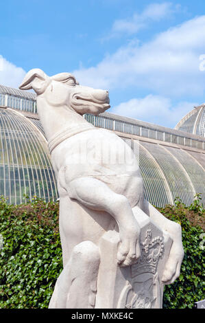 London, UK - April 2018: Die weiße Greyhound von Richmond von James Woodford am Royal Botanic Gardens, Kew Stockfoto