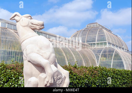 London, UK - April 2018: Die weiße Greyhound von Richmond von James Woodford am Royal Botanic Gardens, Kew Stockfoto