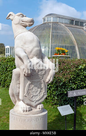 London, UK - April 2018: Die weiße Greyhound von Richmond von James Woodford am Royal Botanic Gardens, Kew Stockfoto