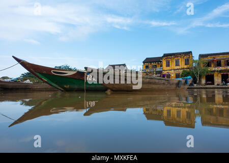 Ein sonniger Tag am River Hoai mit hölzernen Boot in Hoi An Altstadt verankert. Hoi An Altstadt, einst bekannt als Faifo Stockfoto