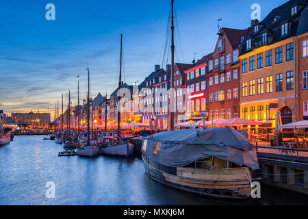 Mit Blick auf die Skyline der Stadt Kopenhagen Nyhavn in Kopenhagen, Dänemark. Stockfoto