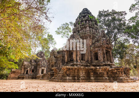 SIEM REAP - Januar 04, 2015: Historische Ruinen mit kunstvollen Steinmetzarbeiten in Angkor Komplex am 04 Januar, 2015 in Siem Reap, Kambodscha. Stockfoto