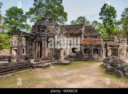 SIEM REAP - Januar 04, 2015: Historische Ruinen mit kunstvollen Steinmetzarbeiten von Ta Prohm Tempel in Angkor Komplex am 04 Januar, 2015 in Siem Reap, Cambodi Stockfoto