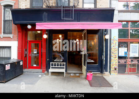 Pflaume, 54 E 1 St, New York, NY. aussen Storefront von einem Fine Dining restaurat im East Village Viertel von Manhattan. Stockfoto