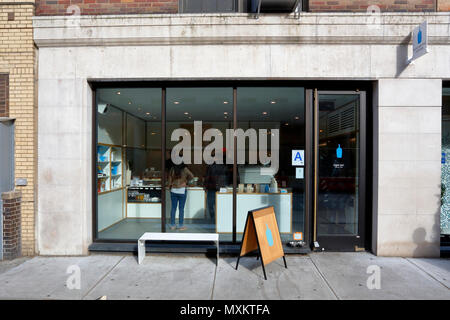 Blaue flasche Kaffee, 101 Universität Pl, New York, NY. aussen Storefront der Coffeeshop im East Village Viertel von Manhattan. Stockfoto