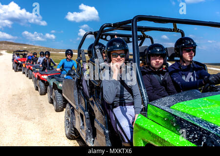 Freunde Fahren im Gelände mit dem Quad oder ATV und UTV Fahrzeuge Stockfoto