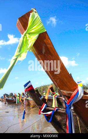 Boote im Hafen vor Anker. Krabi-Thailand Stockfoto