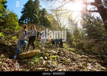 Gruppe der Wanderer zu Fuß auf einem Berg bei Sonnenuntergang Stockfoto