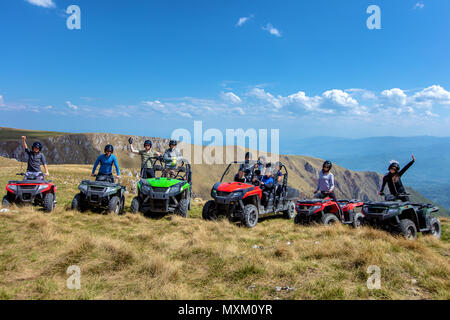 Freunde Fahren im Gelände mit dem Quad oder ATV und UTV Fahrzeuge Stockfoto