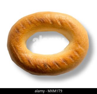 Eine Nahaufnahme der Rückseite Bagel mit Mohn. Snack in Europa. Isoliert Foto auf einem weißen Hintergrund für eine Site über die Küche, Essen. Stockfoto