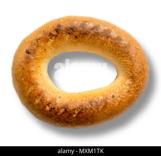 Eine Nahaufnahme der Rückseite Bagel mit Mohn. Snack in Europa. Isoliert Foto auf einem weißen Hintergrund für eine Site über die Küche, Essen. Stockfoto