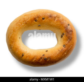 Eine Nahaufnahme der Rückseite Bagel mit Mohn. Snack in Europa. Isoliert Foto auf einem weißen Hintergrund für eine Site über die Küche, Essen. Stockfoto