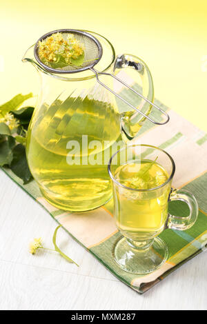 Tee aus der Karaffe mit Linden Blumen auf einer Serviette. Stockfoto