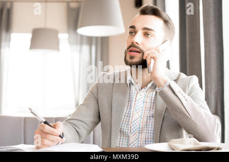 Moderne bärtigen Geschäftsmann im Cafe arbeiten Stockfoto