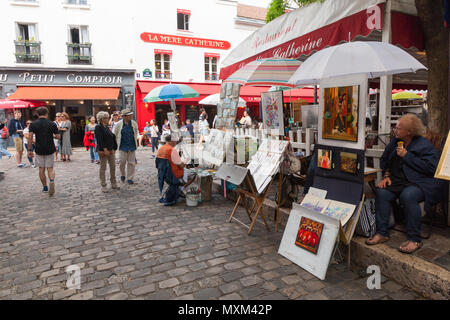 Straße Künstler verkaufen Kunstwerke in Place du Tertre, Montmartre, Paris, Frankreich, Europa. Stockfoto