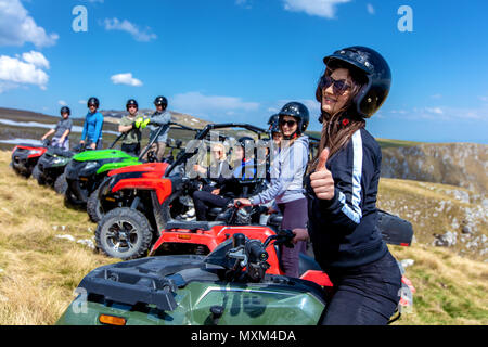 Freunde Fahren im Gelände mit dem Quad oder ATV und UTV Fahrzeuge Stockfoto