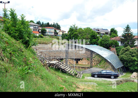 Alte Amphitheater und Bühne in Ohrid, Mazedonien. Alte Auto geparkt. Stockfoto