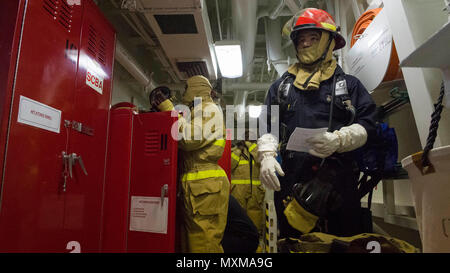 161114-N-HV 059-028 karibische Meer (Nov. 14, 2016) Petty Officer 1st Class Gary Christensen bereitet als Schaden die Ermittler bei einem General Quarters durchgeführten an Bord der USS Zumwalt (DDG 1000). Mit Crew von 147 Segler, Zumwalt ist das Typschiff einer Klasse von Zerstörern der nächsten Generation konzipiert Seemacht, indem Sie kritische Missionen und die Verbesserung der US-Abschreckung, die Projektion und das Meer steuern Ziele zu stärken. (U.S. Marine Foto von Petty Officer 2. Klasse Sonja Wickard/Freigegeben) Stockfoto