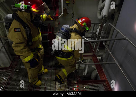 161114-N-HV 059-041 karibische Meer (Nov. 14, 2016) Segler auf USS Zumwalt (DDG 1000) bewegen Sie sich durch die wichtigsten Maschinen Zimmer ein, um den Standort eines Feuer während eines General Quarters Übung zugewiesen. Mit Crew von 147 Segler, Zumwalt ist das Typschiff einer Klasse von Zerstörern der nächsten Generation konzipiert Seemacht, indem Sie kritische Missionen und die Verbesserung der US-Abschreckung, die Projektion und das Meer steuern Ziele zu stärken. (U.S. Marine Foto von Petty Officer 2. Klasse Sonja Wickard/Freigegeben) Stockfoto