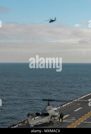 Atlantik (Nov. 15, 2016) - einem MH-60S Knighthawk, zugeordnet zu den Hubschrauber Meer Bekämpfen 28 (HSC-28), zieht aus der Flight Deck der Amphibisches Schiff USS Iwo Jima (LHD7). Iwo Jima vor kurzem verstorbenen New York als Teil der Veteranen Woche New York City 2016 den Dienst an der Nation Veteranen zu ehren. (U.S. Marine Foto von Seemann Daniel C. Coxwest/Freigegeben) Stockfoto