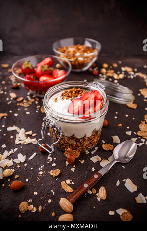 Zutaten für ein gesundes Frühstück: Müsli, Joghurt und Erdbeeren Stockfoto