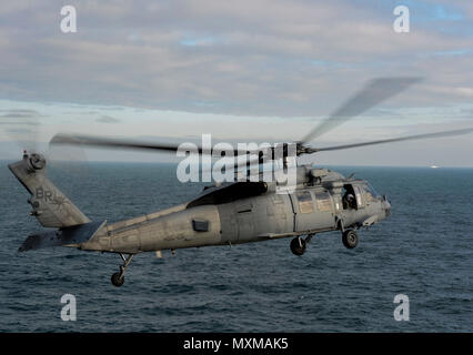 Atlantik (Nov. 15, 2016) - einem MH-60S Knighthawk, zugeordnet zu den Hubschrauber Meer Bekämpfen 28 (HSC-28), zieht aus der Flight Deck der Amphibisches Schiff USS Iwo Jima (LHD7). Iwo Jima vor kurzem verstorbenen New York als Teil der Veteranen Woche New York City 2016 den Dienst an der Nation Veteranen zu ehren. (U.S. Marine Foto von Seemann Daniel C. Coxwest/Freigegeben) Stockfoto