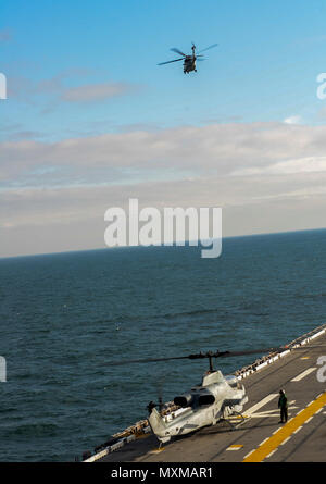 Atlantik (Nov. 15, 2016) - einem MH-60S Knighthawk, zugeordnet zu den Hubschrauber Meer Bekämpfen 28 (HSC-28), zieht aus der Flight Deck der Amphibisches Schiff USS Iwo Jima (LHD7). Iwo Jima vor kurzem verstorbenen New York als Teil der Veteranen Woche New York City 2016 den Dienst an der Nation Veteranen zu ehren. (U.S. Marine Foto von Seemann Daniel C. Coxwest/Freigegeben) Stockfoto