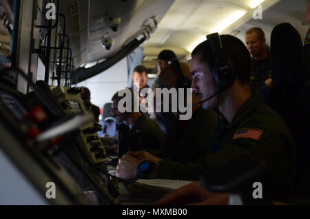 161117-N-WJ 640-019 BRUNEI (Nov. 17, 2016) Matrosen zu Patrol Squadron 10 (VP-10) Rot Lancers angebracht, Proben in einem Training Mission während der Zusammenarbeit flott Bereitschaft und Weiterbildung (Karat) Brunei 2016, Nov. 17. CARAT ist eine Reihe von jährlichen maritime Übungen zwischen der US Navy, US Marine Corps und der bewaffneten Kräfte der neun Partner Nationen Bangladesch, Brunei, Kambodscha, Indonesien, Malaysia, den Philippinen, Singapur, Thailand, und Timor-Leste. (U.S. Marine Foto von Petty Officer 3. Klasse Madailein Abbott) Stockfoto