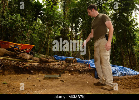 U.S. Army Staff Sgt. Joel Vaccaro, eine Erweiterung mit Verteidigung POW/MIA Accounting Agentur (DPAA) zugeordnet 716th Ordnance Company (Explosive Ordnance Disposal), Kontrollen für Metall Material bei einer Ausgrabung Einheit als Teil eines DPAA recovery Mission, Guadalcanal Provinz, die Salomonen, Nov. 18, 2016. DPAA Team Mitglieder bereitgestellt, um die Gegend, in der Hoffnung auf die Wiederherstellung der Überreste eines Pilot Unberücksichtigte aus der Schlacht von Guadalcanal während des Zweiten Weltkrieges. Die Mission von DPAA ist die möglichst vollständige Buchhaltung für unsere fehlenden Personal zu ihren Familien und der Nation zu stellen. (U.S. Armee Foto von Sgt. Stockfoto