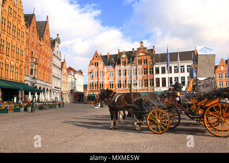 Alte Häuser und Pferdekutschen am Grote Markt, mittelalterliche Stadt Brugge, Belgien, Europa. Weltkulturerbe der UNESCO Stockfoto