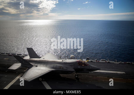 Pazifischer Ozean - eine F35 B Blitz II bereitet aus dem Flight Deck der Amphibisches Schiff USS America (LHA 6) Während der Blitz Träger Proof of Concept Demonstration, 18. November 2016. Die F-35 B wird schließlich drei Marine Corps Flugzeuge ersetzen; die AV-8B Harrier, F/A-18 Hornet und die EA-6B Prowler. (U.S. Marine Corps Foto von Lance Cpl. Dana Beesley/Freigegeben) Stockfoto