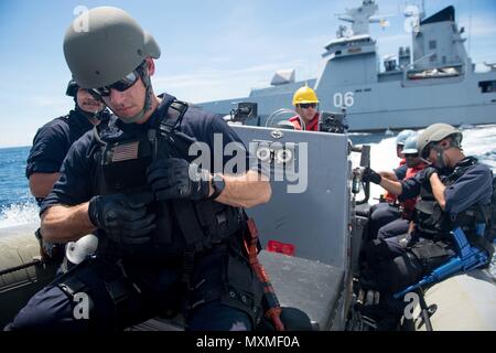161117-N-NT 265-431 SOUTH CHINA SEA (Nov. 17, 2016) Segler in die Vorwärts-Einsatz der Arleigh-Burke-Klasse geführte Anti-raketen-Zerstörer USS McCampbell (DDG85) eine starre Hülle Schlauchboot (Rhib) Fahrt, während in einem Besuch, Board, Durchsuchung und Beschlagnahme (VBSS) Ausbildung Übung mit der Royal Brunei Darussalam Schiff der Marine KDB während der Zusammenarbeit flott Bereitschaft und Weiterbildung (Karat) 2016 Teilnehmenden. CARAT ist eine Reihe von jährlichen maritime Übungen zwischen der US Navy, US Marine Corps und der bewaffneten Kräfte der neun Partner Nationen Bangladesch, Brunei, Kambodscha, Indonesien, Malaysia, die Philadelphia zu gehören Stockfoto