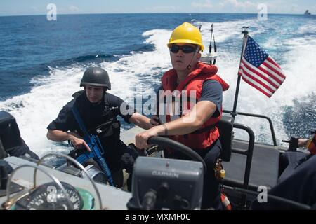 161117-N-NT 265-463 SOUTH CHINA SEA (Nov. 17, 2016) Segler in die Vorwärts-Einsatz der Arleigh-Burke-Klasse geführte Anti-raketen-Zerstörer USS McCampbell (DDG85) eine starre Hülle Schlauchboot (Rhib) Fahrt, während in einem Besuch, Board, Durchsuchung und Beschlagnahme (VBSS) Ausbildung Übung mit der Royal Brunei Darussalam Schiff der Marine KDB während der Zusammenarbeit flott Bereitschaft und Weiterbildung (Karat) 2016 Teilnehmenden. CARAT ist eine Reihe von jährlichen maritime Übungen zwischen der US Navy, US Marine Corps und der bewaffneten Kräfte der neun Partner Nationen Bangladesch, Brunei, Kambodscha, Indonesien, Malaysia, die Philadelphia zu gehören Stockfoto