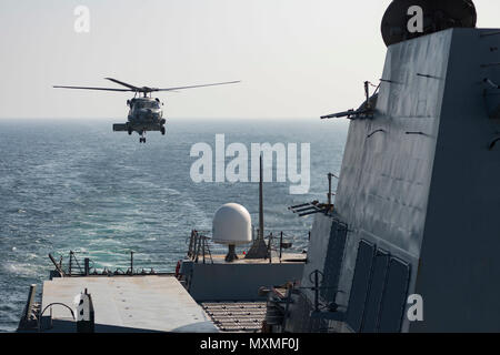 161115-N-EO 381-013 arabischen Golf (Nov. 15, 2016) einen MH-60R Sea Hawk Hubschrauber zugeordnet zu den Sumpf Füchse von Hubschrauber Maritime Strike Squadron (HSM) 74 bereitet sich auf die Landung auf dem Flugdeck der geführten Anti-raketen-Zerstörer USS Nitze (DDG94). Nitze, eingesetzt als Teil der Eisenhower Carrier Strike Group, unterstützt Maritime Security Operations und Theater Sicherheit Zusammenarbeit in den USA 5 Flotte Bereich der Operationen. (U.S. Marine Foto von Petty Officer 3. Klasse Casey J.Hopkins) Stockfoto