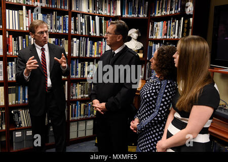 161118-N-PO 203-074 WASHINGTON (Nov. 18, 2016) Das Hon Sean Stackley, Assistant Secretary der Marine (Forschung, Entwicklung und Beschaffung) bietet einige Erläuterungen vor Verabreichung der Amtseid auf hinteren Adm. David J.Hahn während der Werbeaktion Zeremonie zu Konteradmiral obere Hälfte und vor einer Änderung der Befehl Zeremonie, wo er hinten Adm entlastet. Mat Winter als Chef des Naval Research (CNR). Hahn, eine dekorierte u-Boot Kommandant und Naval Erwerb Officer, wird das Amt des Naval Research (ONR) und die Rund 2 Mrd. $ Abteilung der Marine Haushalt beaufsichtigen Für naval scienc Stockfoto