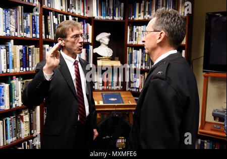 161118-N-PO 203-103 WASHINGTON (Nov. 18, 2016) Das Hon Sean Stackley, Assistant Secretary der Marine (Forschung, Entwicklung und Beschaffung) verwaltet den Amtseid auf hinteren Adm. David J.Hahn während der Werbeaktion Zeremonie zu Konteradmiral obere Hälfte und vor einer Änderung der Befehl Zeremonie, wo er hinten Adm entlastet. Mat Winter als Chef des Naval Research (CNR). Hahn, eine dekorierte u-Boot Kommandant und Naval Erwerb Officer, wird das Amt des Naval Research (ONR) und die Rund 2 Mrd. $ Abteilung der Marine Budget für naval Wissenschaft und Technik Programme überwachen. (U.s. Stockfoto