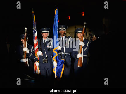 Die hurlburt Field Ehrengarde präsentiert die Farben bei einer Bestellung des Schwertes Zeremonie am Hurlburt Field, Fla., Nov. 18, 2016. Die Zeremonie geehrt Generalleutnant Brad Heithold, ehemaliger Kommandant der Air Force Special Operations Command, für seine maßgeblichen Beiträge zu den eingetragenen Kraft innerhalb der Air Force Special Operations Command. (U.S. Air Force Foto von älteren Flieger Andrea Posey) Stockfoto