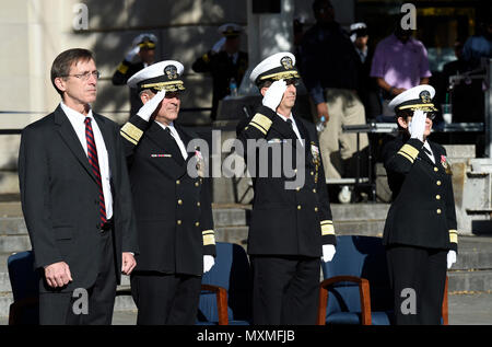 161118-N-PO 203-237 WASHINGTON (Nov. 18, 2016) Das Hon Sean Stackley, Links, Assistant Secretary der Marine (Forschung, Entwicklung und Beschaffung), zusammen mit der hinteren Adm. Mat W. Winter, hinten Adm. David J.Hahn und Kaplan, hintere Adm. Margaret Kibben, erkennen die Farben beim Wechsel-von-Befehl Zeremonie, bei der Hahn wieder erlebt, Winter, als der Chef des Naval Research. Winter, eine dekorierte Aviator mit fortgeschrittenen Grad in Informatik und nationale Ressource Strategie, wird der F-35 Joint Program Office als stellvertretender Direktor, Joint Strike Fighter. Hahn, eine dekorierte u-Boot c Stockfoto