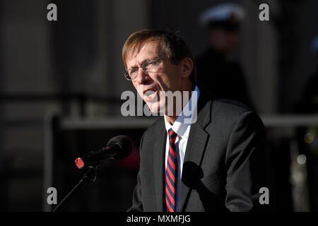 161118-N-PO 203-426 WASHINGTON (Nov. 18, 2016) Das Hon Sean Stackley, Assistant Secretary der Marine (Forschung, Entwicklung und Beschaffung), bietet Erläuterungen während eines Change-of-Befehl Zeremonie, an der hinteren Adm. David J.Hahn entlastet Hinten Adm. Mat W. Winter als Chef des Naval Research (CNR). Winter, eine dekorierte Aviator mit fortgeschrittenen Grad in Informatik und nationale Ressource Strategie, wird der F-35 Joint Program Office als stellvertretender Direktor, Joint Strike Fighter. Hahn, eine dekorierte u-Boot Kommandant und Naval Erwerb Officer, leitet das Büro der Naval Res Stockfoto