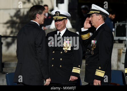 161118-N-PO 203-532 WASHINGTON (Nov. 18, 2016) der hinteren Adm. David J.Hahn, Rechts, berichtet der Hon. Sean Stackley, Assistant Secretary der Marine (Forschung, Entwicklung und Beschaffung), nach Linderung der hinteren Adm. Mat W. Winter, Mitte, wie der Chef des Naval Research (CNR) während eines Change-of-Befehl Zeremonie an der U.S. Navy Memorial in Washington, D.C. Hahn, eine dekorierte u-Boot Kommandant und Naval Erwerb Officer, wird das Amt des Naval Research (ONR) und die Rund 2 Mrd. $ Abteilung der Marine Budget für naval Wissenschaft und Technik Programme überwachen. Winter, eine dekorierte Avia Stockfoto