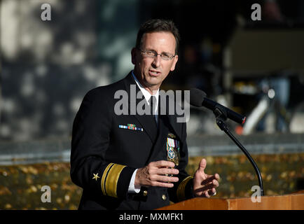 161118-N-PO 203-563 WASHINGTON (Nov. 18, 2016) der hinteren Adm. David J.Hahn, bietet Ihnen kurze Erläuterungen nach Linderung der hinteren Adm. Mat W. Winter als Chef des Naval Research (CNR) während eines Change-of-Befehl Zeremonie an der U.S. Navy Memorial in Washington, D.C. Hahn, eine dekorierte u-Boot Kommandant und Naval Erwerb Officer, wird das Amt des Naval Research (ONR) und die Rund 2 Mrd. $ Abteilung der Marine Budget für naval Wissenschaft und Technik Programme überwachen. Winter, eine dekorierte Aviator mit fortgeschrittenen Grad in Informatik und nationale Ressource Strategie, die Stockfoto