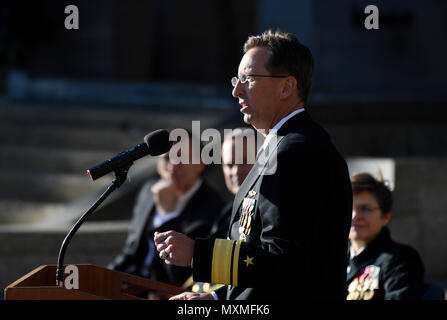 161118-N-PO 203-623 WASHINGTON (Nov. 18, 2016) der hinteren Adm. David J.Hahn, bietet Ihnen kurze Erläuterungen nach Linderung der hinteren Adm. Mat W. Winter als Chef des Naval Research (CNR) während eines Change-of-Befehl Zeremonie an der U.S. Navy Memorial in Washington, D.C. Hahn, eine dekorierte u-Boot Kommandant und Naval Erwerb Officer, wird das Amt des Naval Research (ONR) und die Rund 2 Mrd. $ Abteilung der Marine Budget für naval Wissenschaft und Technik Programme überwachen. Winter, eine dekorierte Aviator mit fortgeschrittenen Grad in Informatik und nationale Ressource Strategie, die Stockfoto