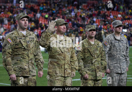 Kapitän William Langer, Chief Warrant Officer 3 David Stewart, Sgt. Charles Risner, und Sgt. Colton Jungen, alle mit Bravo Company 12 Aviation Battalion, werden zu Beginn der NFL militärischen Anerkennung Spiel bei Fedex Field in Landover, Maryland, Nov. 20 anerkannt. Us-Armee Finden und Active Duty Military Police Soldaten präsentiert militärische Fahrzeuge und Flugzeuge sowie militärische Arbeitshunde vor dem Spiel. (U.S. Armee finden Foto von Sgt. Jennifer Spiker) Stockfoto