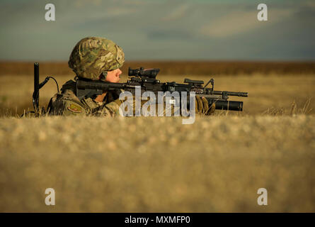 Senior Airman Brandon Thompson, 791 . Rakete Sicherheitskräfte Squadron defender, bietet Sicherheit während einer Rückeroberung und Recovery Übung an der Rakete Komplex, N.D., Nov. 16, 2016. Während des simulierten Szenario, Verteidiger Einrichten eines Sicherheitsbereichs für feindliche Kräfte zu beobachten. (U.S. Air Force Foto/Senior Airman Apryl Hall) Stockfoto