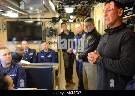 Rep. Frank LoBiondo spricht mit der Crew von der Küstenwache neu in Betrieb genommene cutter Rollin Fritch in Cape May, New Jersey, November 21, 2016. Das Patrouillenboot Rollin Fritch ist der Mid-Atlantic der neuesten 154-Fuß-schnelle Reaktion Cutter, die Umhüllung wird multi-mission Rolle entlang der Küste von New Jersey nach North Carolina und darüber hinaus. Coast Guard Foto von Petty Officer 1st Class Seth Johnson Stockfoto