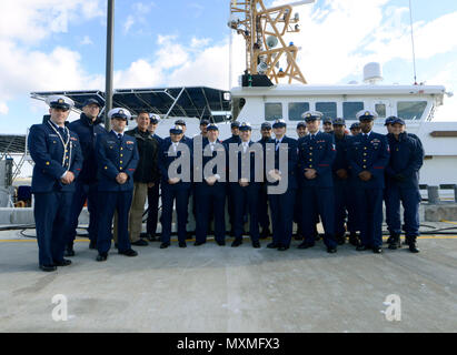 Rep. Frank LoBiondo posiert für ein Foto mit der Crew von der Küstenwache neu in Betrieb genommene cutter Rollin Fritch in Cape May, New Jersey, November 21, 2016. Das Patrouillenboot Rollin Fritch ist der Mid-Atlantic der neuesten 154-Fuß-schnelle Reaktion Cutter, die Umhüllung wird multi-mission Rolle entlang der Küste von New Jersey nach North Carolina und darüber hinaus. Coast Guard Foto von Petty Officer 1st Class Seth Johnson Stockfoto